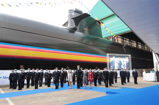 Foto de familia frente al submarino S-81