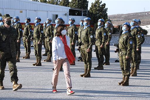 La ministra Robles durante su visita a las tropas
