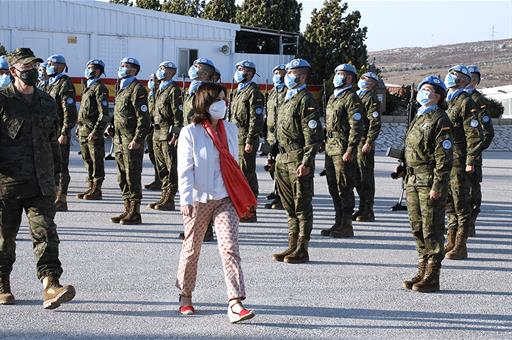 La ministra Robles durante su visita a las tropas