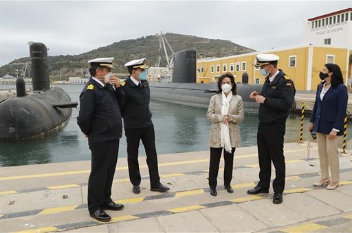 La ministra de Defensa, Margarita Robles, frente a un submarino en Cartagena
