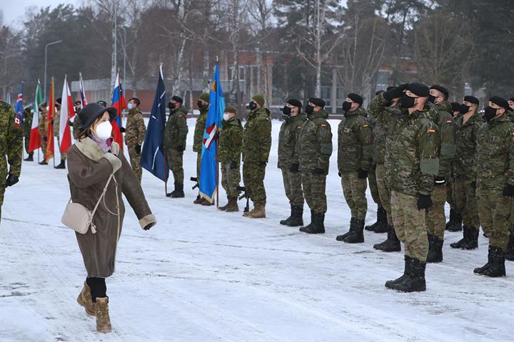 La ministra de Defensa visita a las tropas destinadas en Letonia