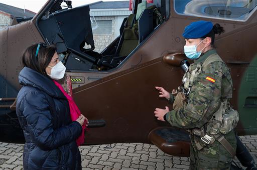 La ministra Robles durante su visita