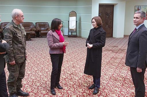 La ministra de Defensa, Margarita Robles, con la presidenta de Moldavia, Maia Sandu, y su homólogo, Anatoly Nosatyi.