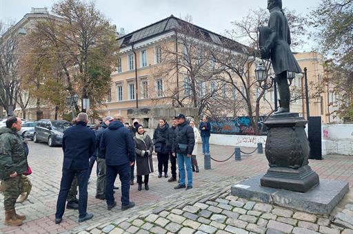 La ministra de Defensa, Margarita Robles, frente al monumento dedicado al español José de Ribas, fundador de Odessa