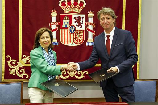 La ministra de Defensa, Margarita Robles, y el alcalde de Soria, Carlos Martínez, tras la firma.