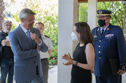 Margarita Robles conversa con el embajador de Ucrania
