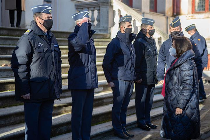 La ministra Robles en su visita a la Base Aérea de Cuatro Vientos La ministra Robles en su visita a la Base Aérea de Cuatro Vientos