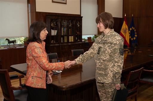 La ministra de Defensa, Margarita Robles, recibe a la coronel ucraniana, Yulia Tapaciok
