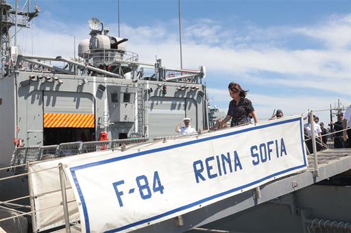 La ministra Margarita Robles en la fragata Reina Sofía, en Rota