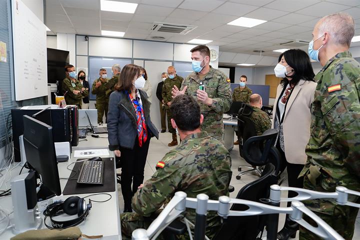 Margarita Robles durante la visita