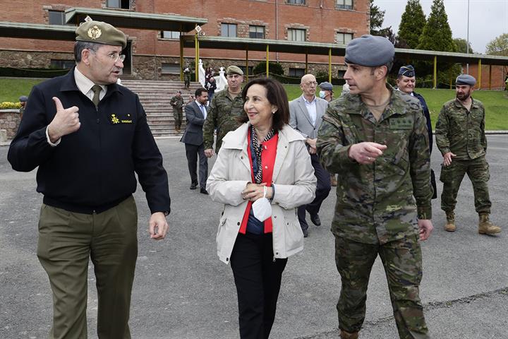 Margarita Robles durante la visita Margarita Robles durante la visita
