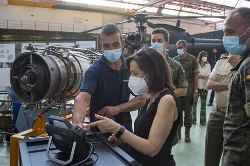 La ministra de Defensa, Margarita Robles, durante su visita al Parque y Centro de Mantenimiento de Helicópteros