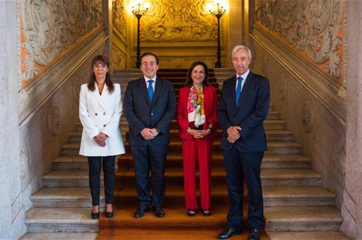 La ministra de Defensa, el ministro de Asuntos Exteriores, Unión Europea y Cooperación y sus homólogos portugueses