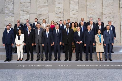 Foto oficial de la reunión de ministros de Defensa de la OTAN en Bruselas