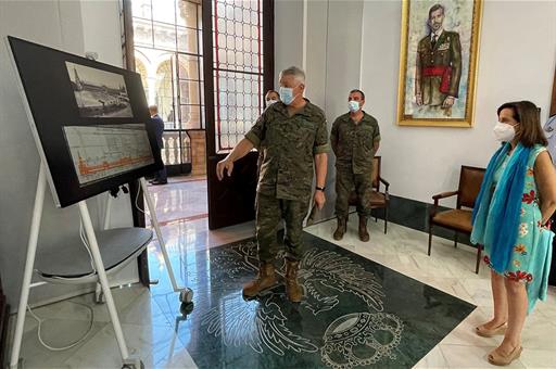 La ministra Margarita Robles durante la visita