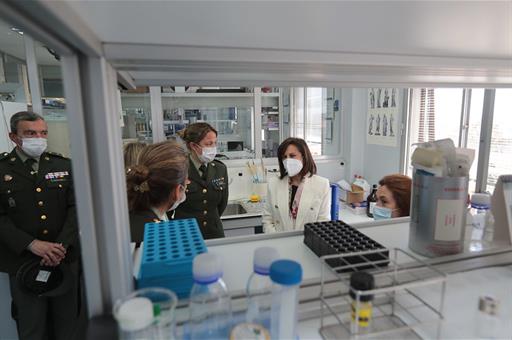 La ministra Margarita Robles en un laboratorio, durante su visita