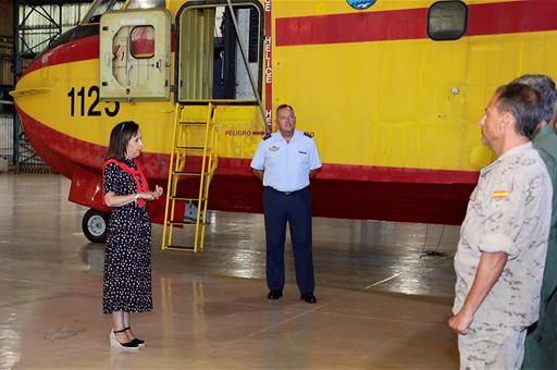 La ministra Margarita Robles agradece el trabajo contra los incendios del Grupo 43 de las Fuerzas Aéreas