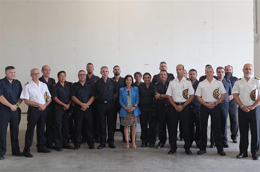 La ministra Margarita Robles, con personal de aprovisionamiento y transportes y de los servicios aéreos de la Base Naval de Rota