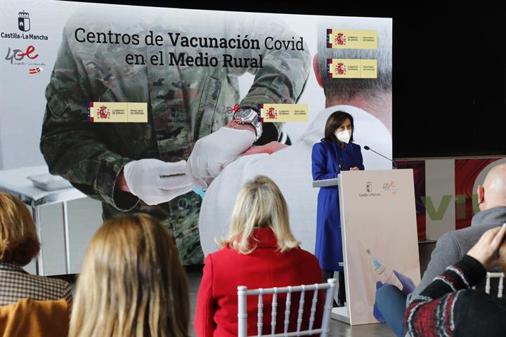 Margarita Robles visita un Equipo Móvil de Vacunación en Corral de Calatrava (Ciudad Real)