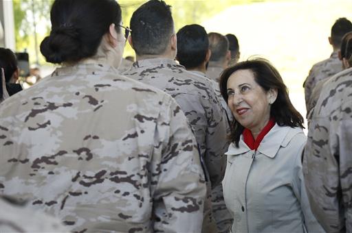 La ministra Margarita Robles charla con una soldado