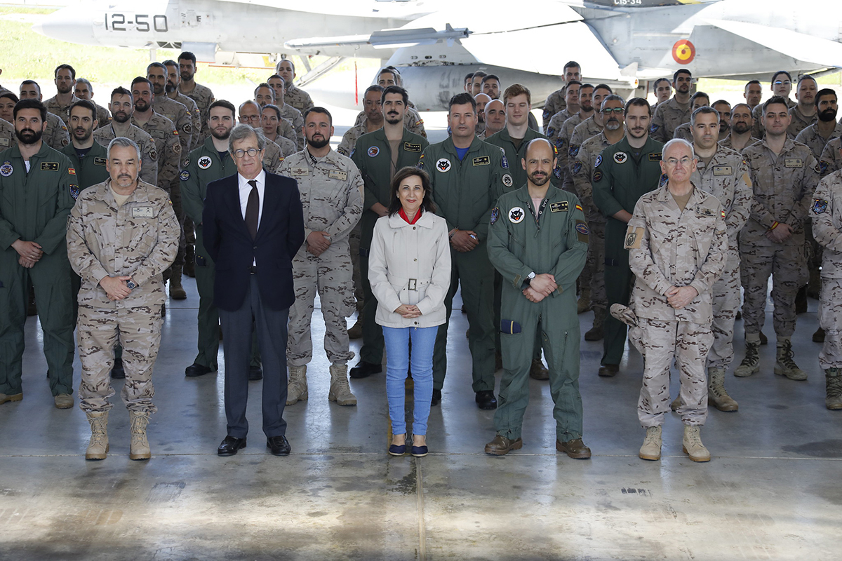 La ministra Margarita Robles, con el contingente español en Lituania