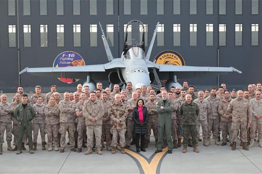 Foto de familia durante la visita de la ministra de Defensa, Margarita Robles, a las tropas españolas en Rumanía