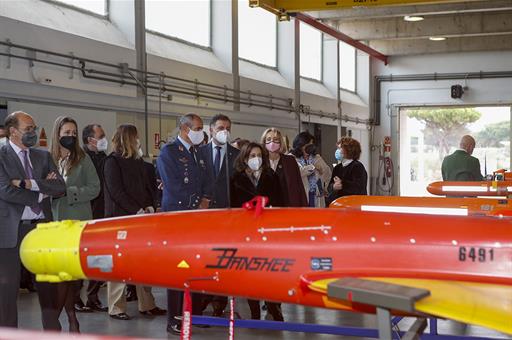  Margarita Robles, durante su visita al Centro de Experimentación de El Arenosillo del INTA