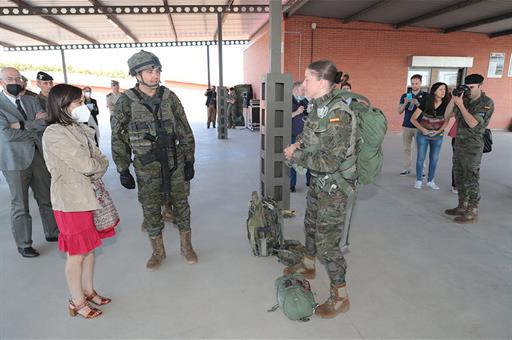 La ministra Robles durante su visita a la Base ‘Príncipe’ de Paracuellos de Jarama