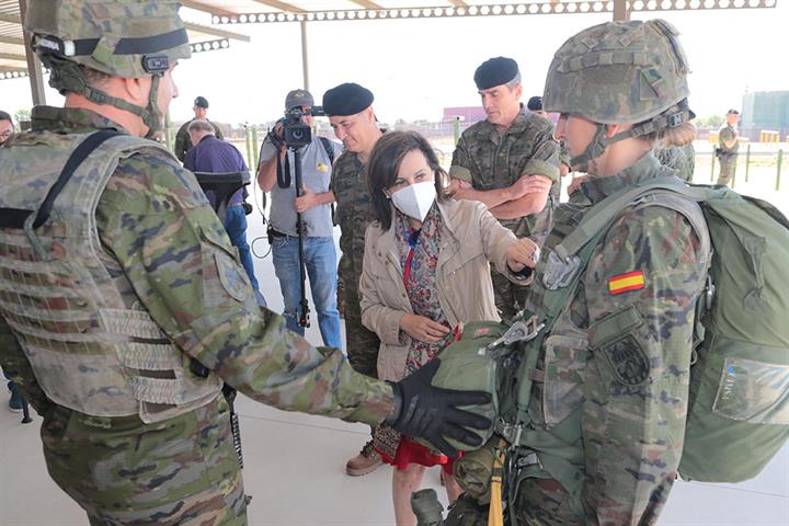 La ministra Robles durante su visita a la Base 'Príncipe' de Paracuellos de Jarama