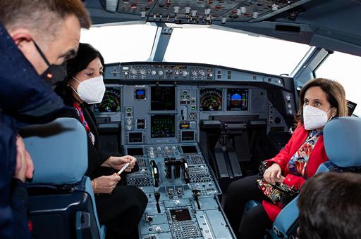 La ministra Margarita Robles en la cabina del nuevo Airbus A330