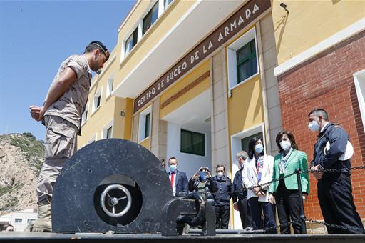 La ministra Margarita Robles en el Centro de Buceo de la Armada