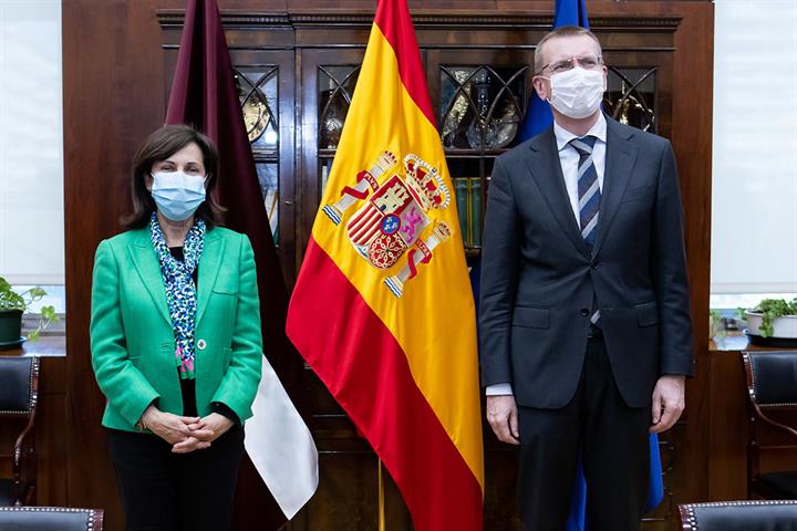 Margarita Robles junto al ministro de Exteriores de Letonia