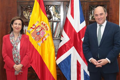 Margarita Robles junto a su homólogo del Reino Unido