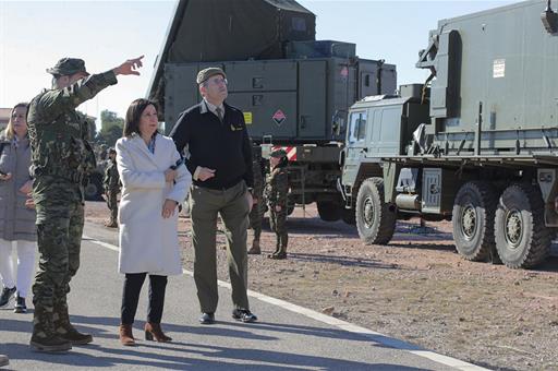 La ministra de Defensa, Margarita Robles, durante la visita a la base