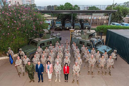 La ministra de Defensa, Margarita Robles, con el contingente español en Mali.