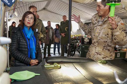 La ministra de Defensa, Margarita Robles, durante su visita a la Base Área de Torrejón de Ardoz (Madrid)