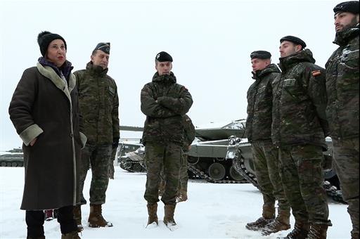 La ministra de Defensa, Margarita Robles, durante su visita a las tropas españolas en la base militar de Adazi (Letonia).