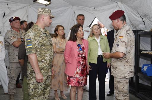 La ministra de Defensa, Margarita Robles, visita en la Base Aérea de Zaragoza el hospital de campaña que España donará a Ucrania
