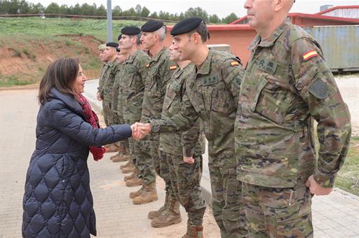La ministra de Defensa en funciones, Margarita Robles, durante la visita a la Brigada 'Almogávares' VI de Paracaidistas (BRIPAC)