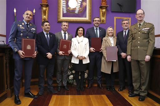 La ministra Margarita Robles la Oficina del Centro Tecnológico de Desarrollo y Experimentación de Jaén