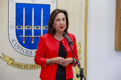 La ministra de Defensa, Margarita Robles, atiende a los medios de comunicación