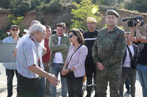 La ministra de Defensa, Margarita Robles, durante su visita a la zona afectada por la DANA en Aldea del Fresno