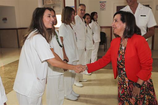 La ministra de Defensa en funciones, Margarita Robles, durante su visita al Hospital General de la Defensa