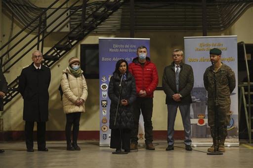 La ministra de Defensa recibe en la Base Aérea de Torrejón a más de 200 militares ucranianos que se adiestrarán en España.