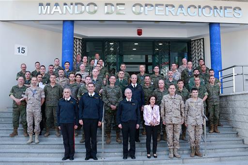 Foto de familia durante la visita de la ministra de Defensa, Margarita Robles, al Mando de Operaciones (MOPS)