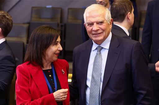 La ministra de Defensa, Margarita Robles, junto al Alto Representante para Asuntos Exteriores y Política de Seguridad de la Unió