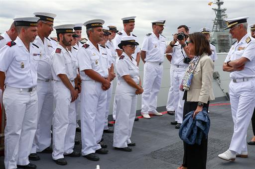La ministra de Defensa, Margarita Robles, conversa con la tripulación del buque