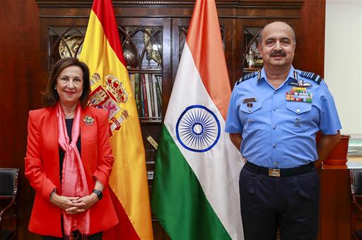 La ministra de Defensa en funciones, Margarita Robles, junto al jefe de la Fuerza Aérea de la India (JEMA), mariscal en jefe del