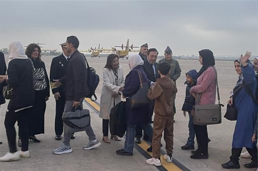 Robles y Albares reciben hispanopalestinos y sus familiares evacuados de Gaza.