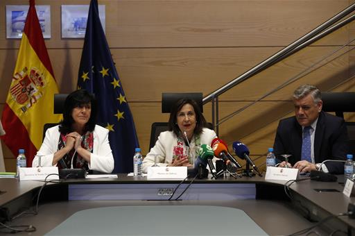 La minsitra de Defensa, Margarita Robles, junto a los responsables del Centro Nacional de Inteligencia.